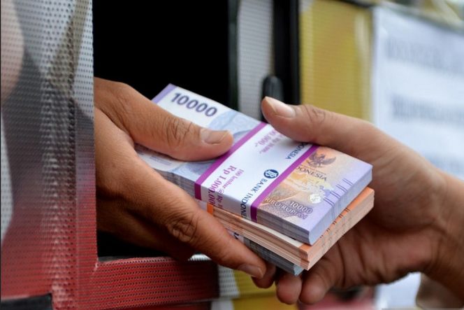 
 Bandar Lampung – Tradisi berbagi uang pecahan baru saat Lebaran masih menjadi bagian penting dari budaya masyarakat Indonesia. Namun menjelang Hari Raya tahun ini, sejumlah warga di Bandar Lampung mengeluhkan sulitnya mendapatkan uang pecahan kecil melalui layanan resmi perbankan.