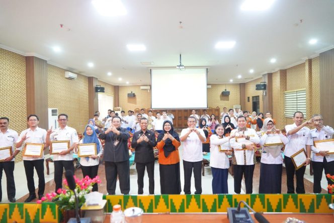 
 Pemkab Pringsewu Canangkan Desa Cantik dan Kick Off Statistik Sektoral 2026  Pringsewu, 15 April 2026 – Pemerintah Kabupaten Pringsewu secara resmi mencanangkan Program Desa Cinta Statistik (Desa Cantik) sekaligus menggelar Kick Off Pembinaan dan Evaluasi Penyelenggaraan Statistik Sektoral Tahun 2026, Rabu (15/4/2026).  Kegiatan ini dihadiri Kepala Badan Pusat Statistik (BPS) Kabupaten Pringsewu beserta jajaran, para kepala perangkat daerah, camat, serta kepala pekon yang menjadi lokus program, yakni Pekon Gadingrejo Utara, Wonodadi, Tambahrejo, dan Bumiayu.  Bupati Pringsewu H. Riyanto Pamungkas dalam sambutannya menyampaikan apresiasi kepada BPS atas inisiasi pelaksanaan program Desa Cantik serta pembinaan statistik sektoral. Menurutnya, program ini menjadi langkah strategis dalam meningkatkan kualitas tata kelola data, baik di tingkat kabupaten maupun desa.  “Di era saat ini, data merupakan aset yang sangat penting dalam perencanaan pembangunan. Kebijakan yang tepat hanya dapat dihasilkan dari data yang akurat, mutakhir, dan dapat dipertanggungjawabkan,” ujar Bupati.  Melalui program Desa Cantik, lanjutnya, pemerintah mendorong desa tidak hanya menjadi objek pembangunan, tetapi juga sebagai subjek yang mampu menghasilkan serta memanfaatkan data secara mandiri. Dengan demikian, desa diharapkan mampu menyusun perencanaan pembangunan yang lebih tepat sasaran serta berdampak pada peningkatan kesejahteraan masyarakat.  Selain itu, pembinaan dan evaluasi statistik sektoral juga dinilai sebagai upaya memperkuat penyelenggaraan statistik sektoral di lingkungan Pemerintah Kabupaten Pringsewu. Seluruh perangkat daerah diharapkan dapat meningkatkan kualitas data, memperkuat koordinasi, serta menerapkan prinsip Satu Data Indonesia secara konsisten.  Pada kesempatan tersebut, Bupati juga menegaskan dukungan penuh terhadap pelaksanaan Sensus Ekonomi 2026 oleh BPS. Ia mengajak seluruh jajaran pemerintah daerah, camat, kepala pekon, serta pemangku kepentingan untuk berperan aktif dalam menyukseskan kegiatan tersebut.  “Sensus Ekonomi sangat penting untuk memperoleh gambaran utuh mengenai kondisi dan potensi ekonomi daerah. Oleh karena itu, kami mengajak seluruh pihak untuk mendukung dan berpartisipasi aktif dalam memberikan data yang benar dan lengkap,” tegasnya.  Bupati berharap sinergi antara pemerintah daerah, BPS, dan pemerintah desa dapat terus terjalin guna mewujudkan tata kelola data yang lebih baik, sehingga mampu meningkatkan kualitas pembangunan di Kabupaten Pringsewu.(@@n)