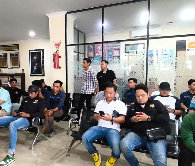
 Puluhanan jurnalis ikut serta mendukung  pelaporan oknum kadis  PSDA di Mapolresta bandar lampung