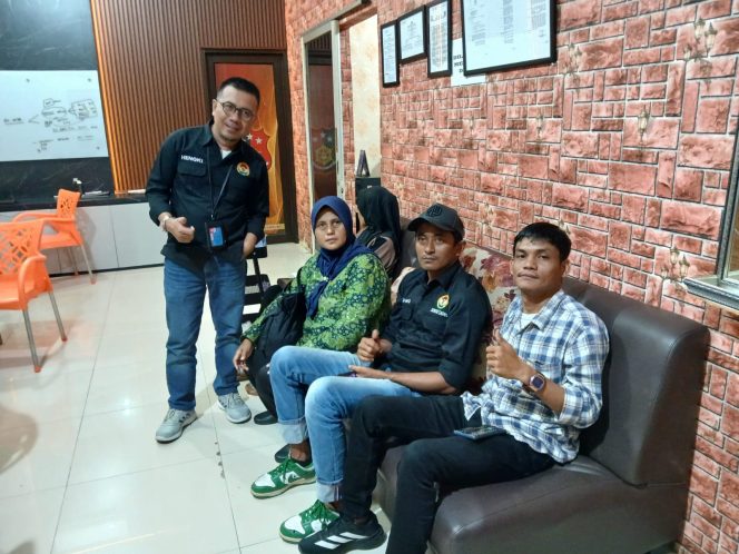 
 KETUA LHKA PWI LAMPUNG TURUN GUNUNG (Dra KUSMAWAT)MENDAMPINGI  JURNALUS  YANG TERINYIMIDASI OKNUM KADIS PSDA
