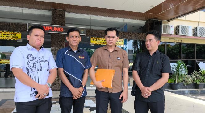 
 Wildan Serahkan Barang Bukti  Elektronik ke Penyidik Polresta Bandar Lampung