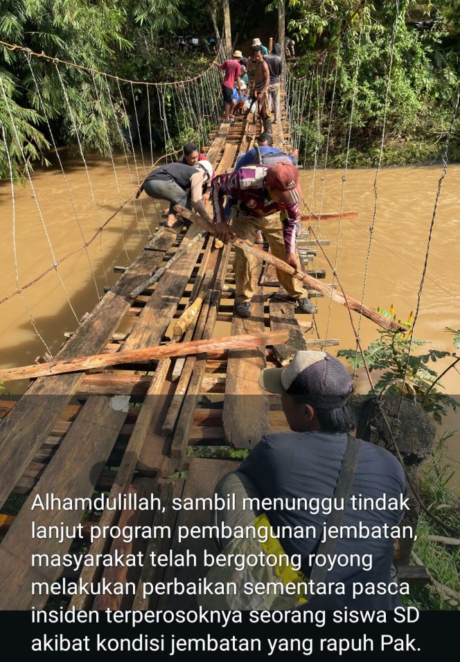 
 Warga Desa Sinar Jawa Tanggamus keluhkan Jembatan gantung yang rusak parah.