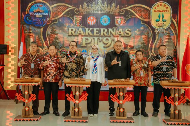 
 Jihan Wagub Lampung Buka Rakernas Purna Jamboree Nasional 1991