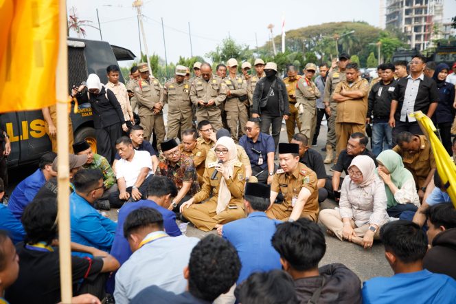 
 Wagub Jihan dan Sekda Marindo Duduk Bersila mendengar aspirasi pendemo mahasiswa