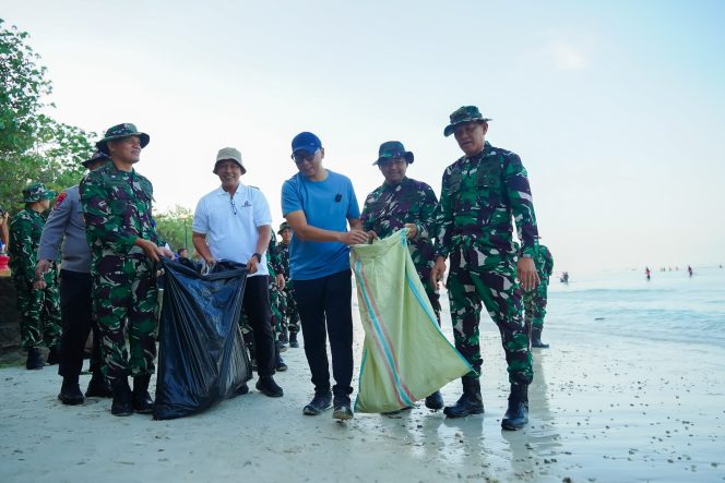
 Gubernur Aparat TNI Mahasiswa ,dan warga Sekitar Gotong royong Bersihkan Pantai Pasir Putih