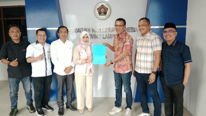 
 Mayangsuri Djausal Manager Tim mini Soccer PWI Lampung