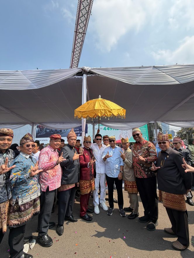 
 Gubernur Lampung Mengenakan Hanuang Bani sangat gagah dan keren