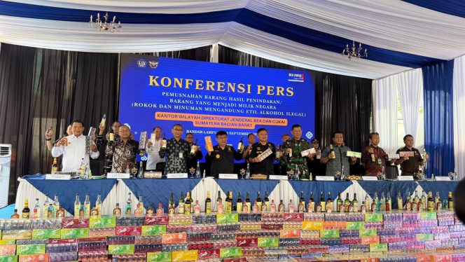 
 Bea Cukai Sumbagbar dan Bandar Lampung Musnah kan Barang Ilegal.