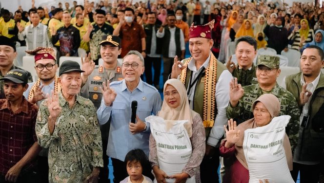 
 Kemenko Bidang Pangan dan Bulog Bagikan  Bantuan Beras.