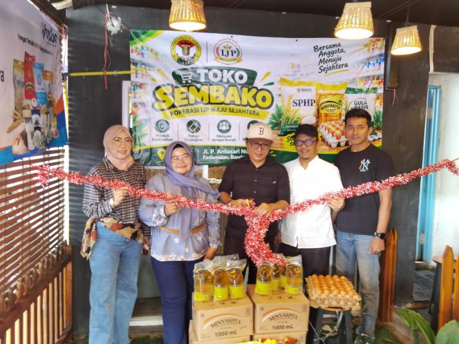 
 Ketua IJP Lampung Abung Mamasa Resmikan  RPK Koperasi Maju Sejahtera .