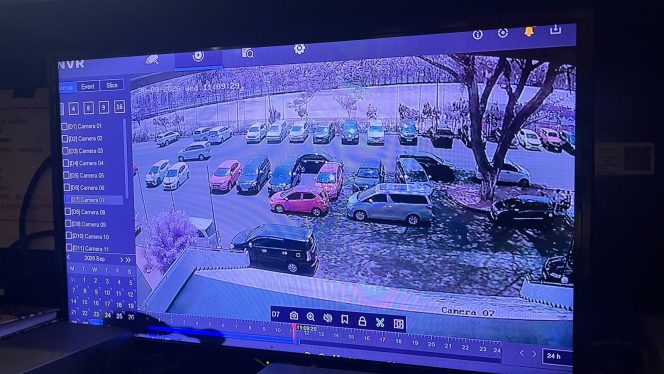 
 Hand phone Jurnalis Jatuh  di Halaman DPRD provinsi Lampung  Aksi Yang Ambil Terekam CCTV