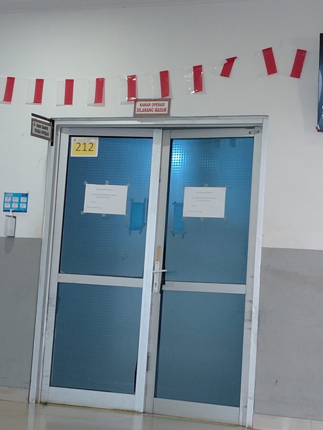 
 Dibalik Pintu Ruang Operasi RSUAM  ada Seorang  Yang Mendoakan Pasien.